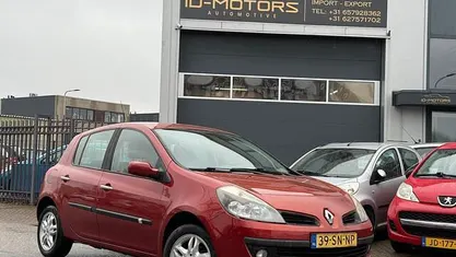 Rood Occasion 2006 Renault Clio II Hatchback | € 1.650 (Eerlijke prijs)