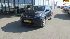 Zwart Gebruikt 2024 Toyota Aygo Play Hatchback | € 19.950 (Eerlijke prijs)