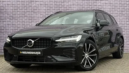 Zwart Gebruikt 2024 Volvo V60 Plus Stationwagen | € 43.799 (Eerlijke prijs)