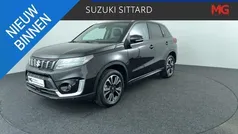Zwart Gebruikt 2022 Suzuki Vitara Style SUV | € 23.950 (Eerlijke prijs)