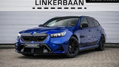 Blauw (metallic) Nieuw 2025 BMW M5 Comfort Edition Stationwagen | € 149.995 (Super prijs)