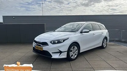 Wit Gebruikt 2023 Kia Ceed Hatchback | € 23.945 (Eerlijke prijs)