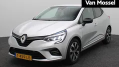 Grijs Gebruikt 2023 Renault Clio V Evolution Hatchback | € 17.435 (Eerlijke prijs)