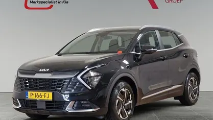 Zwart (metallic) Gebruikt 2022 Kia Sportage SUV | € 25.945 (Eerlijke prijs)
