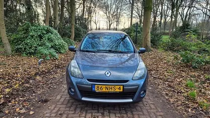 Blauw (metallic) Occasion 2010 Renault Clio II Collection Hatchback | € 2.439 (Eerlijke prijs)