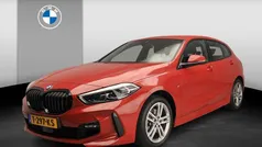Rood, metallic lak Gebruikt 2023 BMW 118 M Sport Hatchback | € 27.900 (Eerlijke prijs)