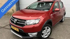 Rood Gebruikt 2013 Dacia Sandero Lauréate Hatchback | € 4.490 (Eerlijke prijs)