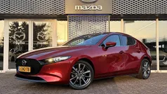 Soul red crystal (donker rood) Gebruikt 2021 Mazda 3 Sportive Hatchback | € 20.490 (Eerlijke prijs)