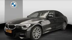 Zwart Gebruikt 2022 BMW 320e M Sport Sedan | € 29.900 (Goede deal)