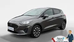 Magnetic (donker grijs) Gebruikt 2023 Ford Fiesta Titanium Hatchback | € 16.295 (Goede deal)