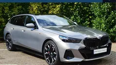 Grijs Gebruikt 2025 BMW 550e M Sport Stationwagen | € 99.950 (Goede deal)