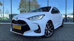 Wit (metallic) Gebruikt 2021 Toyota Yaris Hybrid Executive Hatchback | € 21.945 (Eerlijke prijs)