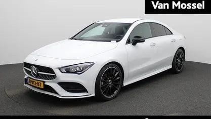 Wit Occasion 2022 Mercedes CLA180 AMG line Sedan | € 29.900 (Goede deal)