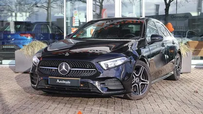 Zwart Gebruikt 2021 Mercedes A180 AMG line Sedan | € 24.900 (Goede deal)