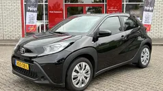 Zwart Gebruikt 2025 Toyota Aygo Play Hatchback | € 19.400 (Eerlijke prijs)