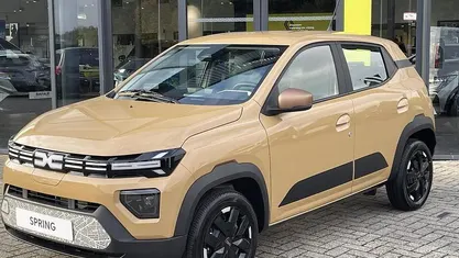 Beige, metallic lak Gebruikt 2024 Dacia Spring Extreme Hatchback | € 16.250 (Eerlijke prijs)