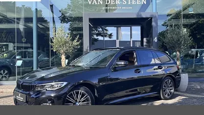 Zwart Gebruikt 2022 BMW 320e Executive Stationwagen | € 35.545 (Eerlijke prijs)