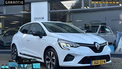 Wit Gebruikt 2023 Renault Clio V Evolution Hatchback | € 20.645 (Goede deal)