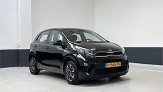 Zwart, metallic lak Gebruikt 2020 Kia Picanto Hatchback | € 11.409 (Eerlijke prijs)