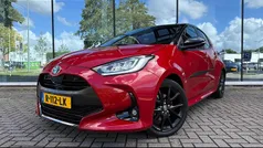 Rood, metallic lak Gebruikt 2022 Toyota Yaris Hybrid Executive Hatchback | € 24.490 (Eerlijke prijs)