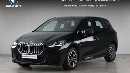 Saphirschwarz metallic (zwart metallic) Occasion 2024 BMW 225 Active Tourer Comfort Edition MPV | € 34.450 (Super prijs)