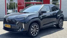 Zwart, metallic lak Gebruikt 2023 Toyota Yaris Cross Style SUV | € 28.900 (Eerlijke prijs)