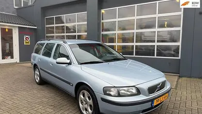 Grijs (metallic) Gebruikt 2003 Volvo V70 Comfort Stationwagen | € 3.450 (Eerlijke prijs)