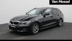 Zwart Gebruikt 2021 BMW 330e Comfort Edition Stationwagen | € 30.900 (Eerlijke prijs)