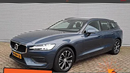 Blauw metallic Gebruikt 2021 Volvo V60 Momentum Stationwagen | € 27.995 (Super prijs)
