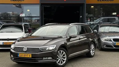 Bruin (metallic) Gebruikt 2015 VW Passat Highline Stationwagen | € 11.850 (Eerlijke prijs)