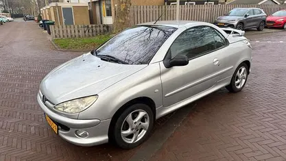 Grijs Gebruikt 2004 Peugeot 206 CC Cabriolet | € 1.749 (Eerlijke prijs)