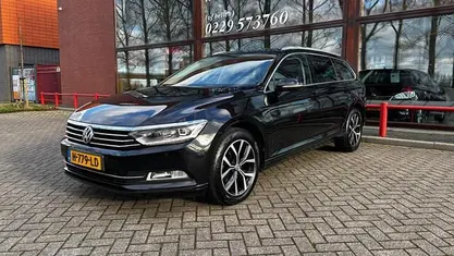 Zwart (metallic) Gebruikt 2019 VW Passat Highline Stationwagen | € 23.250 (Eerlijke prijs)