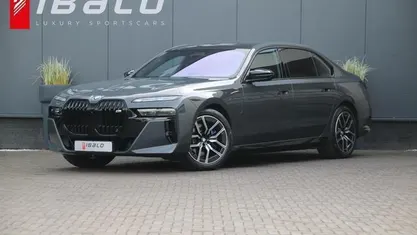 Grijs Gebruikt 2023 BMW M760e M Sport Sedan | € 114.950 (Eerlijke prijs)