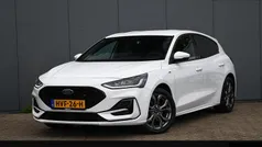 Wit Gebruikt 2022 Ford Focus ST-Line Hatchback | € 22.995 (Eerlijke prijs)