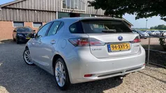 Grijs, metallic lak Gebruikt 2012 Lexus CT200h Luxury Line Hatchback | € 8.975 (Eerlijke prijs)