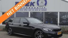 Zwart, metallic lak Gebruikt 2021 BMW 318 Executive Stationwagen | € 29.895 (Eerlijke prijs)