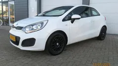 Wit Gebruikt 2014 Kia Rio Comfort Hatchback | € 4.250 (Eerlijke prijs)