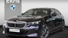 Zwart, metallic lak Gebruikt 2024 BMW 550e M Sport Sedan | € 85.950 (Eerlijke prijs)