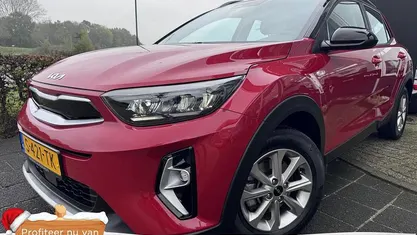 Signal red/black m Gebruikt 2023 Kia Stonic SUV | € 20.300 (Eerlijke prijs)