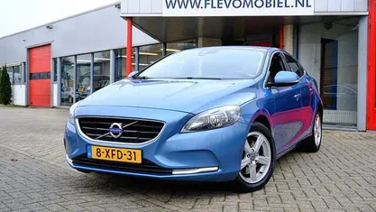 Blauw (metallic) Gebruikt 2014 Volvo V40 Momentum Hatchback | € 12.450 (Eerlijke prijs)