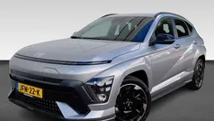Shimmering silver (licht grijs metallic) Nieuw 2025 Hyundai Kona N Line SUV | € 39.790 (Eerlijke prijs)