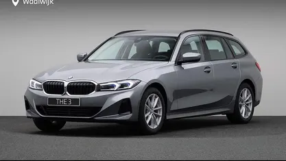 Grijs, metallic lak Gebruikt 2025 BMW 318 Comfort Edition Stationwagen | € 42.880 (Eerlijke prijs)