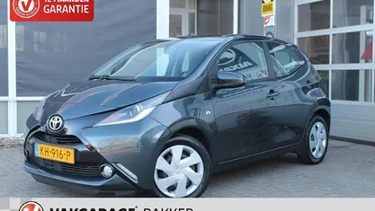 Grijs Gebruikt 2016 Toyota Aygo X-play Hatchback | € 5.950 (Eerlijke prijs)