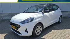 Atlas white twotone blac Gebruikt 2023 Hyundai i10 Comfort Hatchback | € 16.735 (Eerlijke prijs)