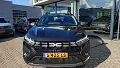 Zwart Gebruikt 2023 Dacia Sandero Expression Hatchback | € 16.995 (Eerlijke prijs)