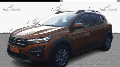 Oranje (metallic) Occasion 2022 Dacia Sandero Comfort Hatchback | € 14.950 (Eerlijke prijs)