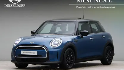 Island blue (blauw metallic) Gebruikt 2022 Mini Cooper Classic Hatchback | € 28.350 (Eerlijke prijs)