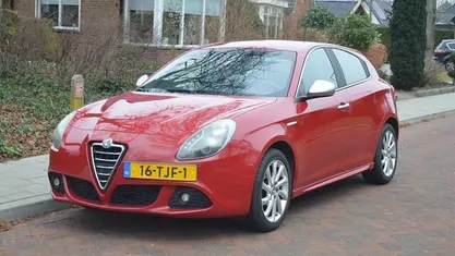Rood Gebruikt 2012 Alfa Romeo Giulietta Distinctive Hatchback | € 7.995 (Eerlijke prijs)