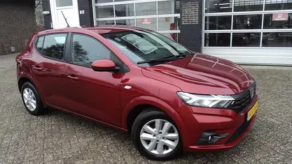 Occasion Dacia Sandero Essentiel 67 PK (49 kW) 2022 Rood (metallic) Hatchback