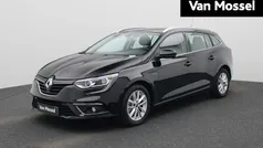Zwart Gebruikt 2020 Renault Mégane IV Zen Hatchback | € 15.400 (Eerlijke prijs)